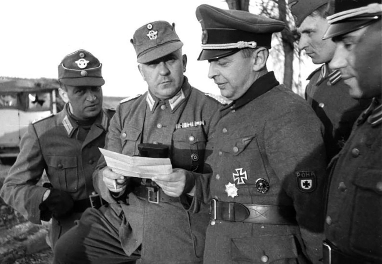 Bronislaw Kaminski mit den Offizieren der deutschen Polizei (links) und den RONA-Soldaten (rechts)