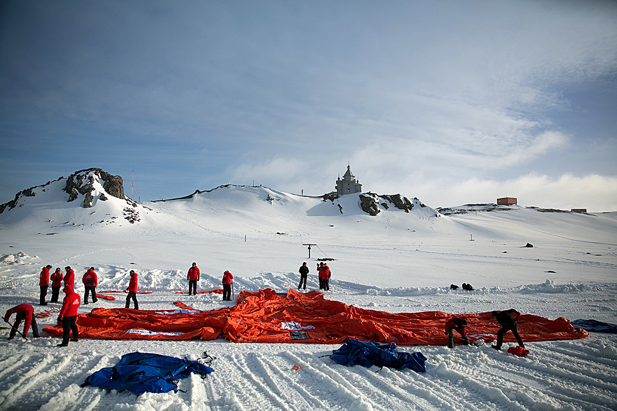 Поларна станица „Белингсхаузен” била je место одржавања Првог самита предузетника на Антарктику, догађаја који је организовао Руски клуб лидера за промоцију пословних иницијатива и којем је присуствовало стотињак руских привредника.