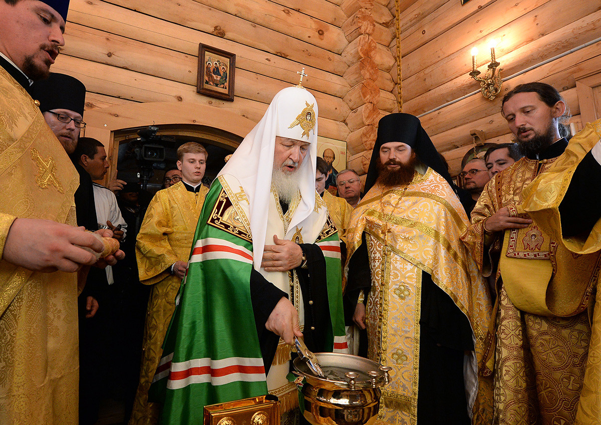 Le patriarche Cyrille de Moscou effectuant un service dans l'église de la Trinité