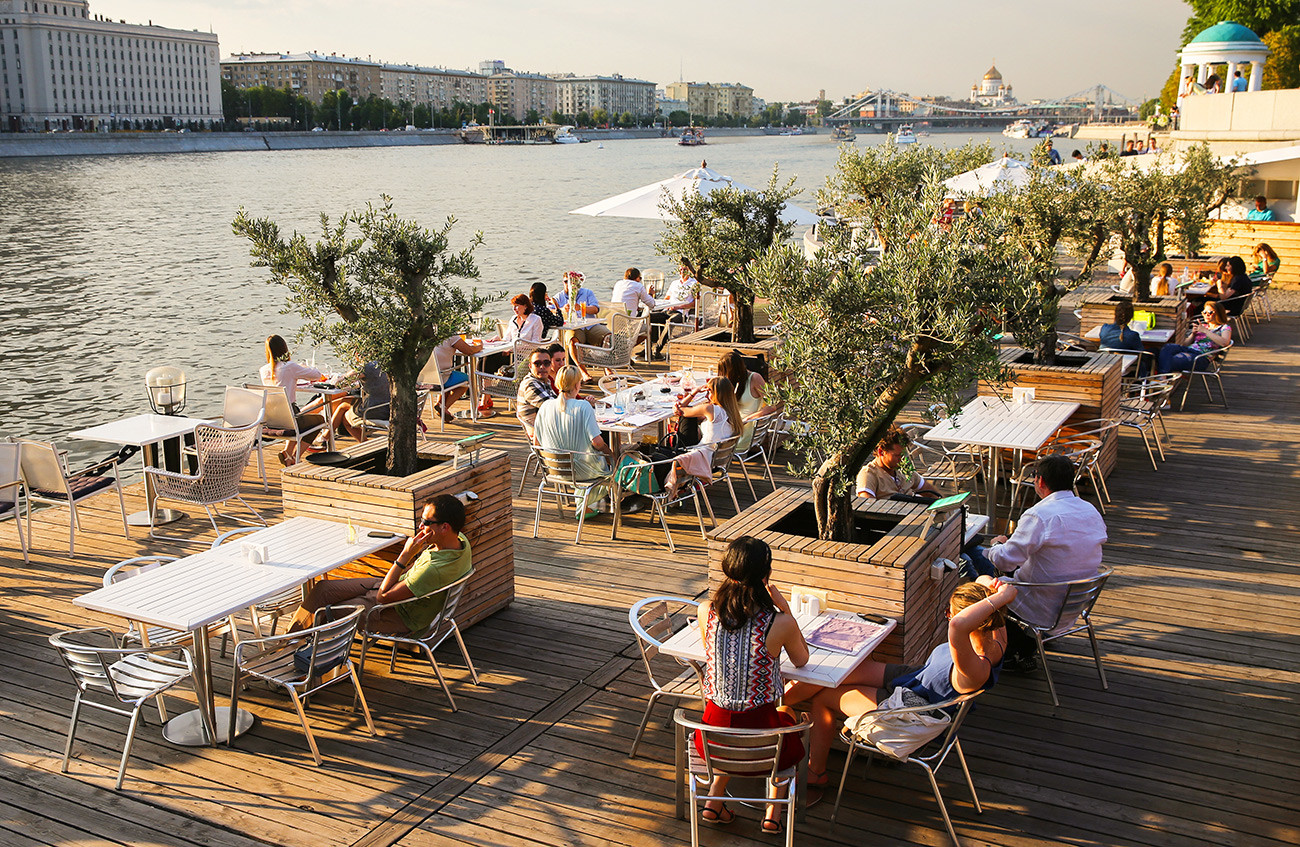 Poletna kavarna ob reki Moskvi v Parku Gorki