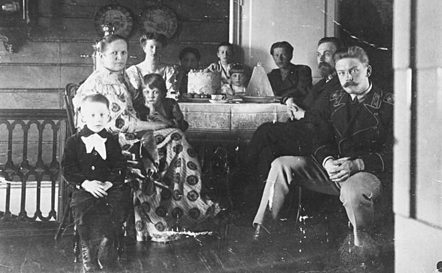 Foto keluarga di meja Paskah. Murom, Vladimir. 1900-an.