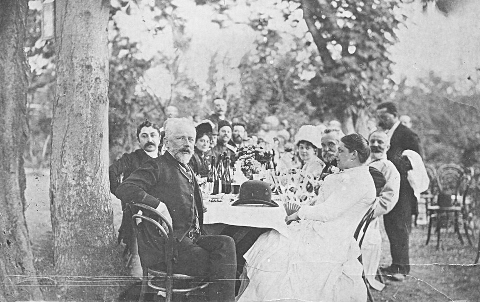 Komposer Pyotr Tchaikovsky bersama para musisi lainnya di Tiflis, Georgia. Juni – Desember 1889.