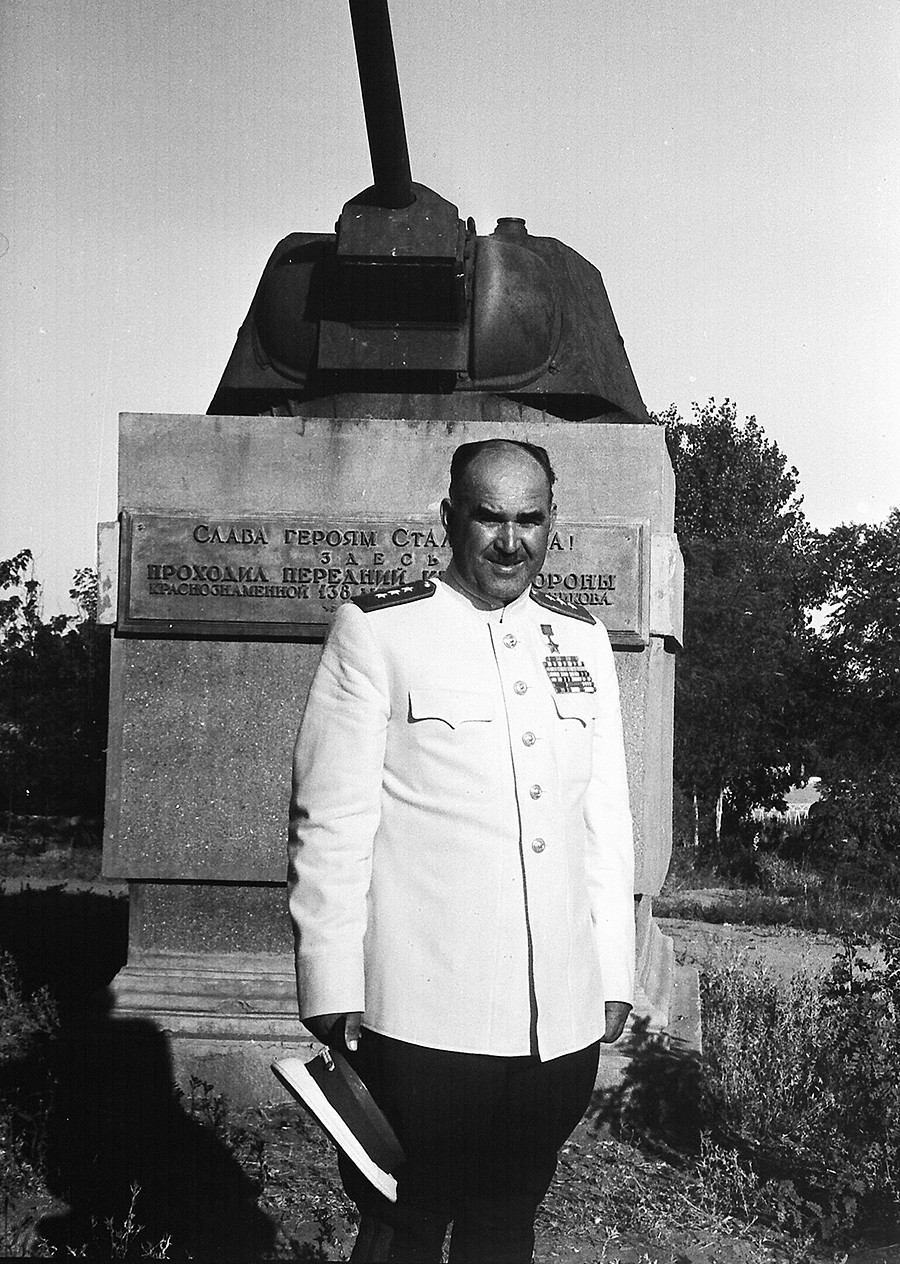 リュドニコフの島の記念碑の隣に立っているイワン・リュドニコフ大佐