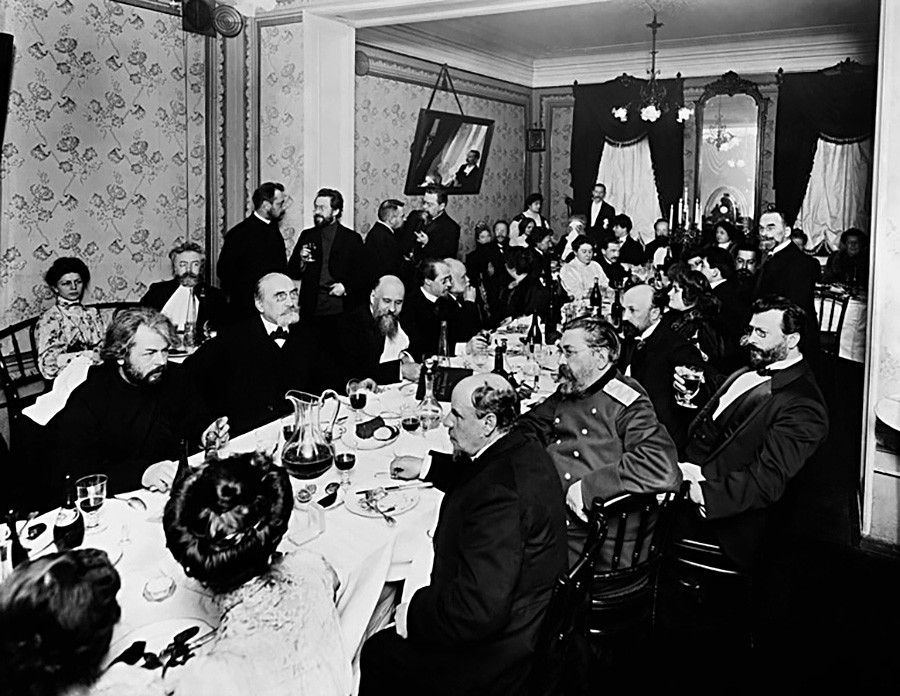Jantar em homenagem ao 50º aniversário do Fundo Literário. Restaurante Máli Iaroslavets, São Petersburgo, 8 de novembro de 1909