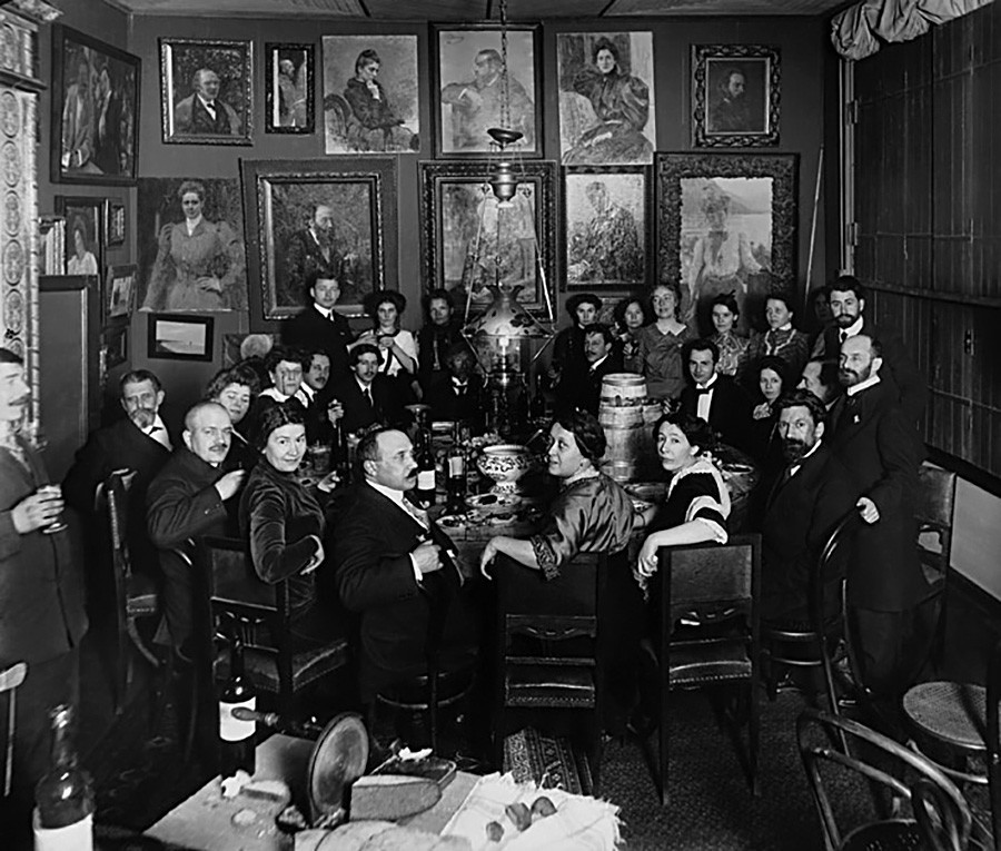 Jantar festivo na propriedade Penati, São Petersburgo, 1904-1909