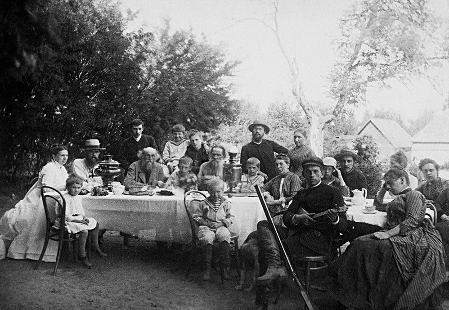 Escritor Lev Tolstói com família e amigos na região de Tula, Iásnaia Poliana, 1888
