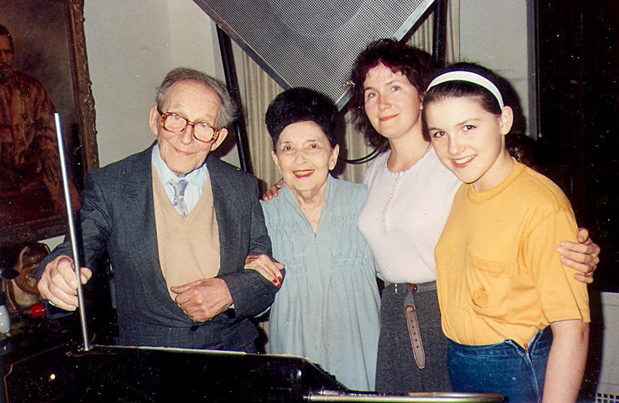 Da esq. para dir., Lev Termên, Clara Rockmore (música especializada no teremim), a filha de Termên, Natália, e a neta, Olga, em Nova York, em 1991.
