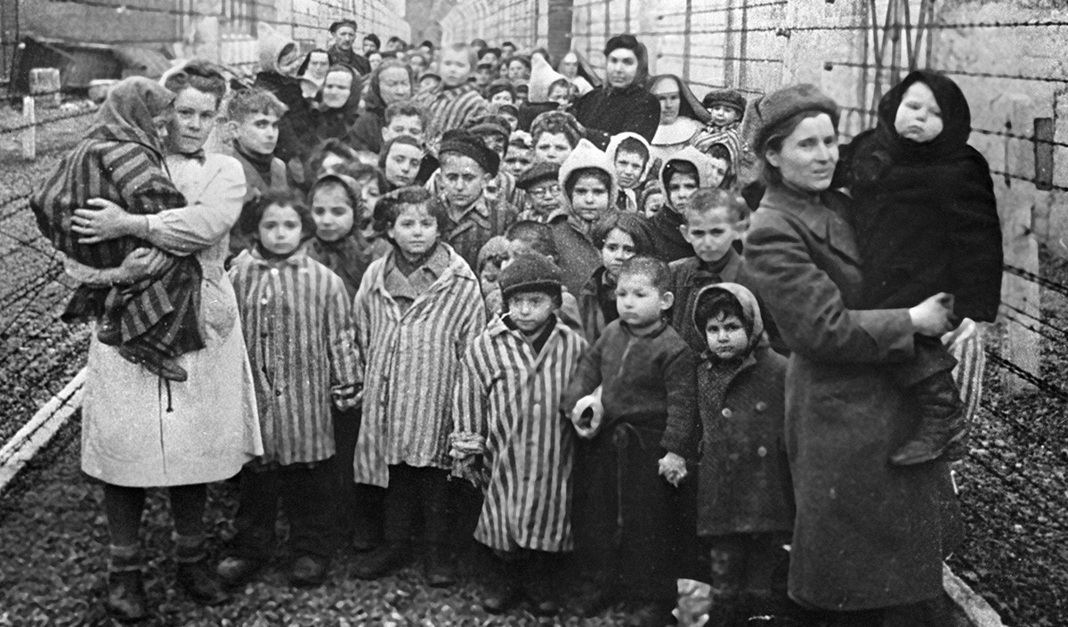 Personale medico sovietico e della Croce Rossa tra i prigionieri bambini appena liberati