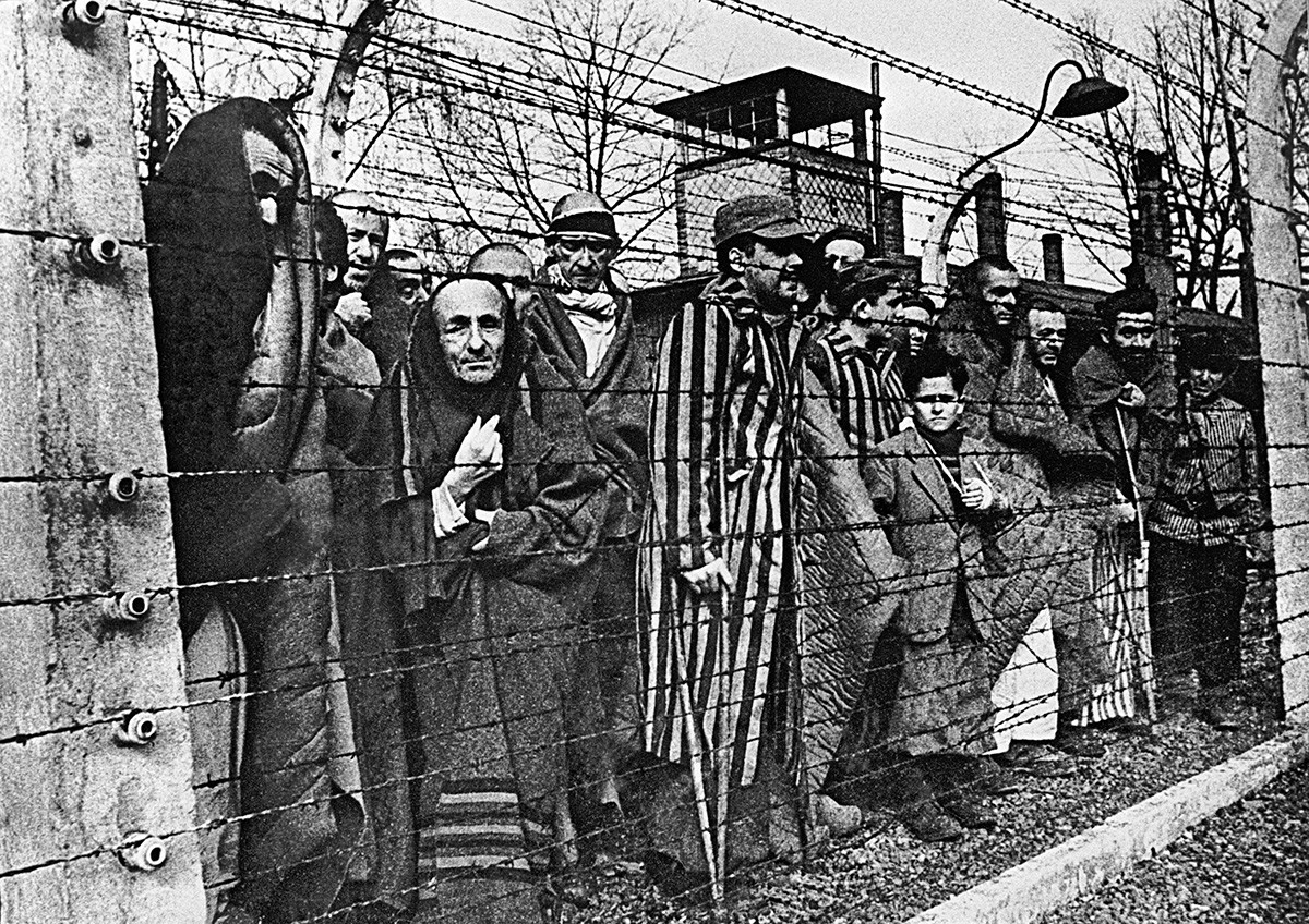 Tahanan Auschwitz sebelum mereka dibebaskan Tentara Soviet, 1945.