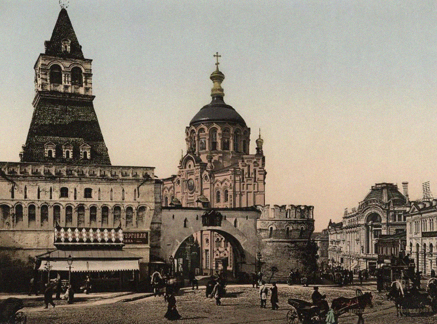 Vladimirskie Gate of Kitay-Gorod (16th century) and the Chapel of Panteleimon the Healer (19th century) between Nikolskaya Street and Lubyanskaya Square. Both were demolished in 1934. Photo taken at the end of the 1900s.