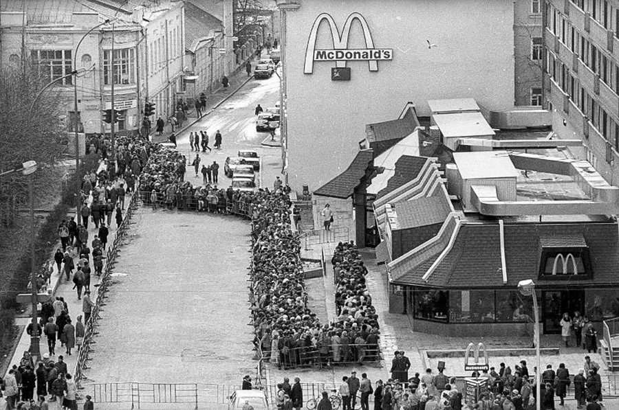 File d'attente devant le premier McDonald's de Moscou