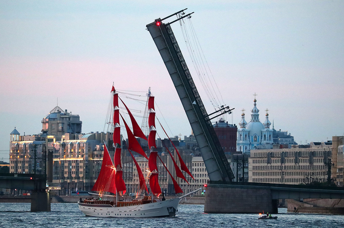 Брод „Русија“ плови Невом на проби матурског фестивала „Гримизна једра“, Санкт Петербург 2019.