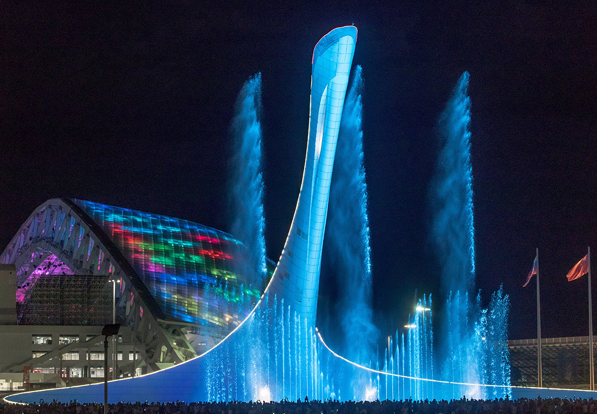 Стадион „Фишт“ на коме су игране утакмице Светског фудбалског првенства 2018. године у Русији и олимпијска бакља, Сочи, Олимпијски парк.