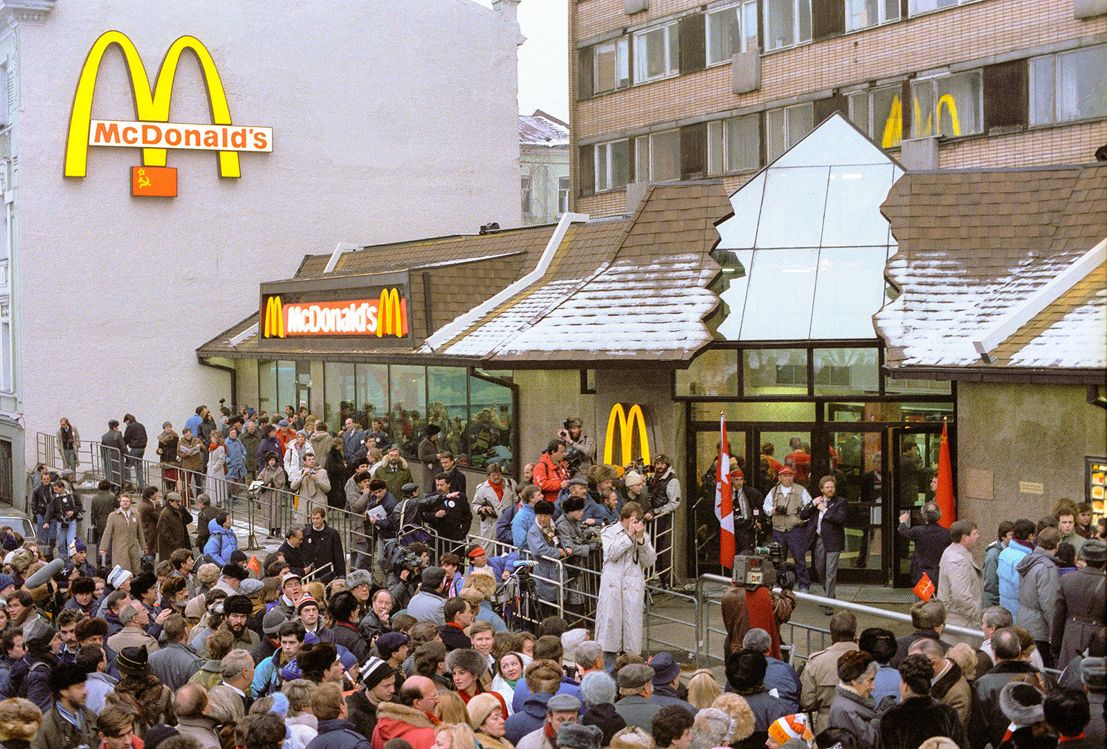 Cola de visitantes frente al primer McDonald's en Moscú