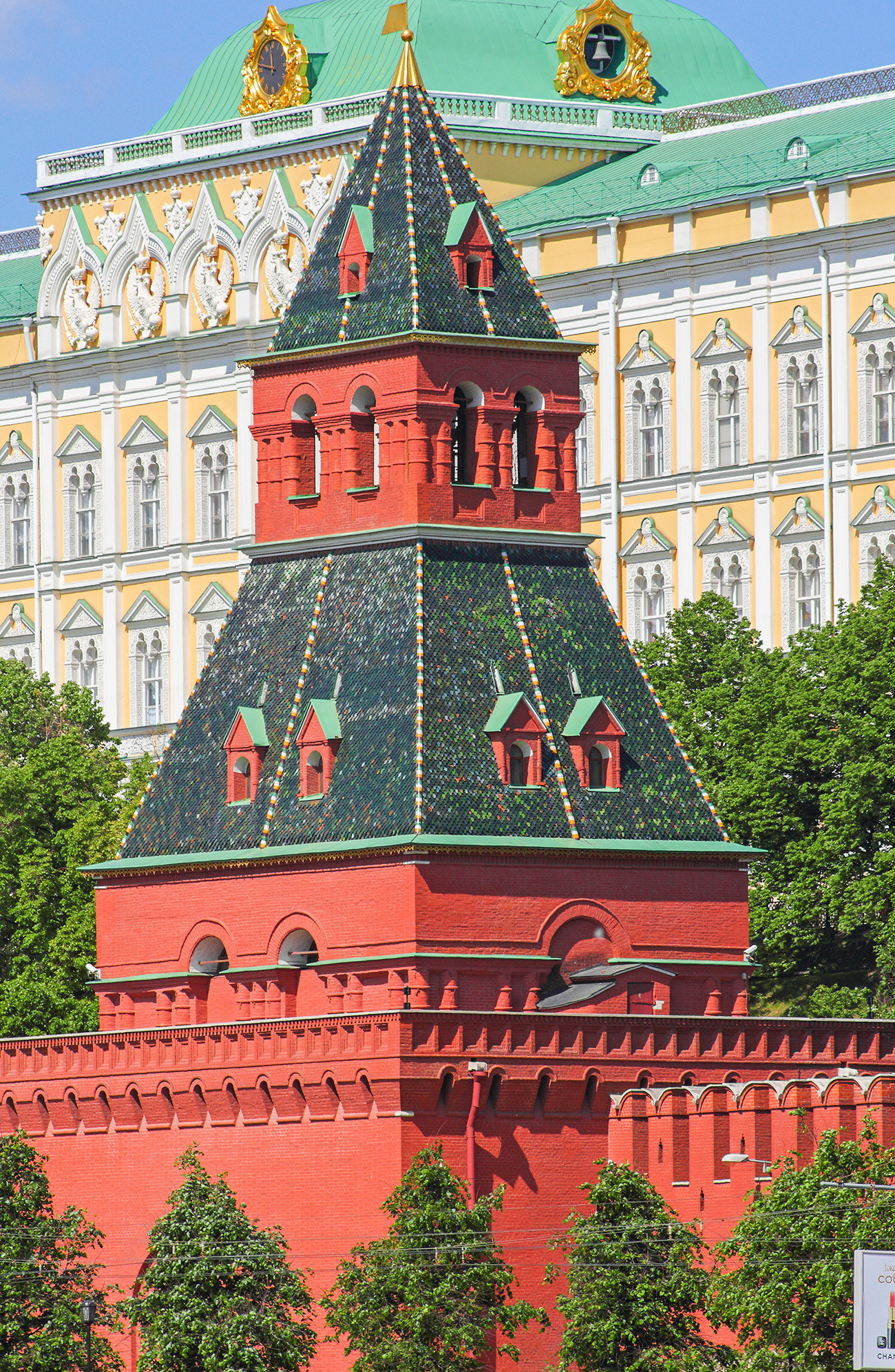 Тајницката кула на московскиот Кремљ.