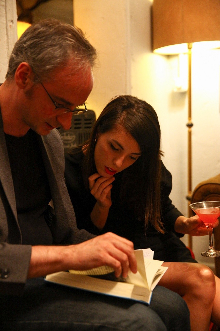 Macarena Berjano junto al escritor y periodista Daniel Utrilla en una de las ediciones de The Russian Club.