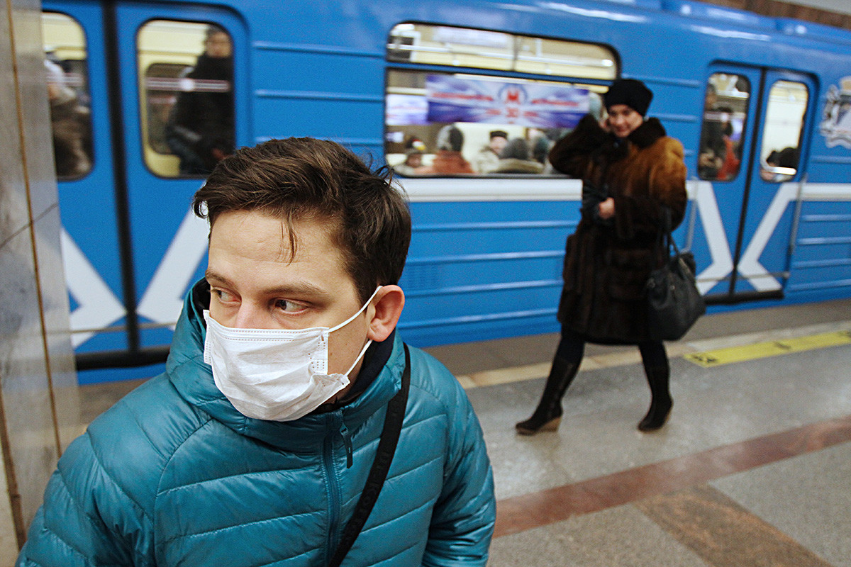 Passeggeri con la mascherina in metro 