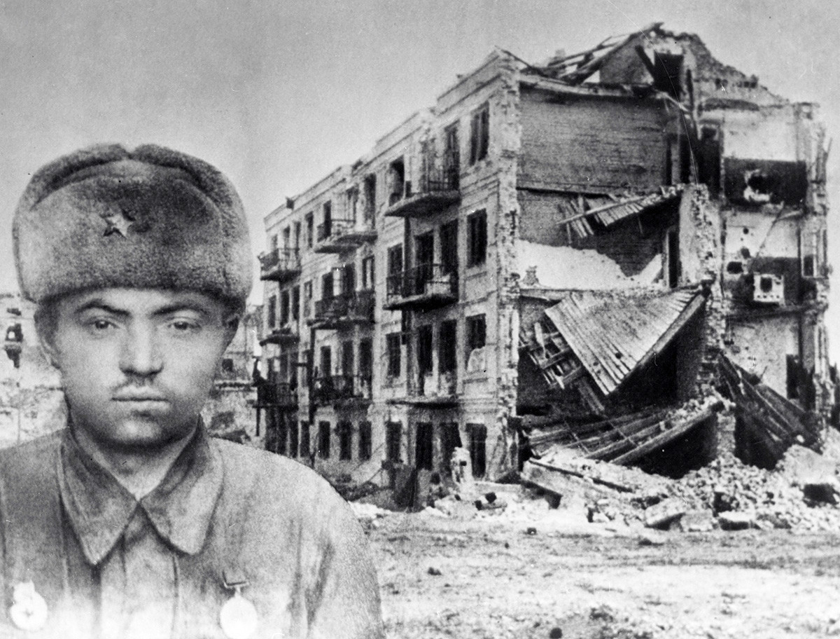 Sargento Yakov Pávlov, Héroe de la Unión Soviética, frente a una casa destruida