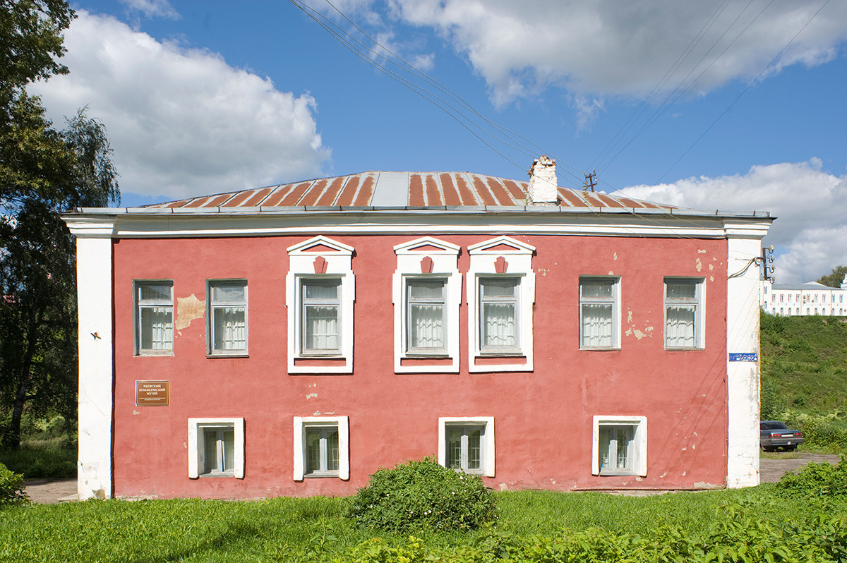 Hiša, zgrajena v 18. stoletju na strani kneza Dmitrija, za družino trgovcev Nemilov (danes muzej Rževa). 13. avgust 2016