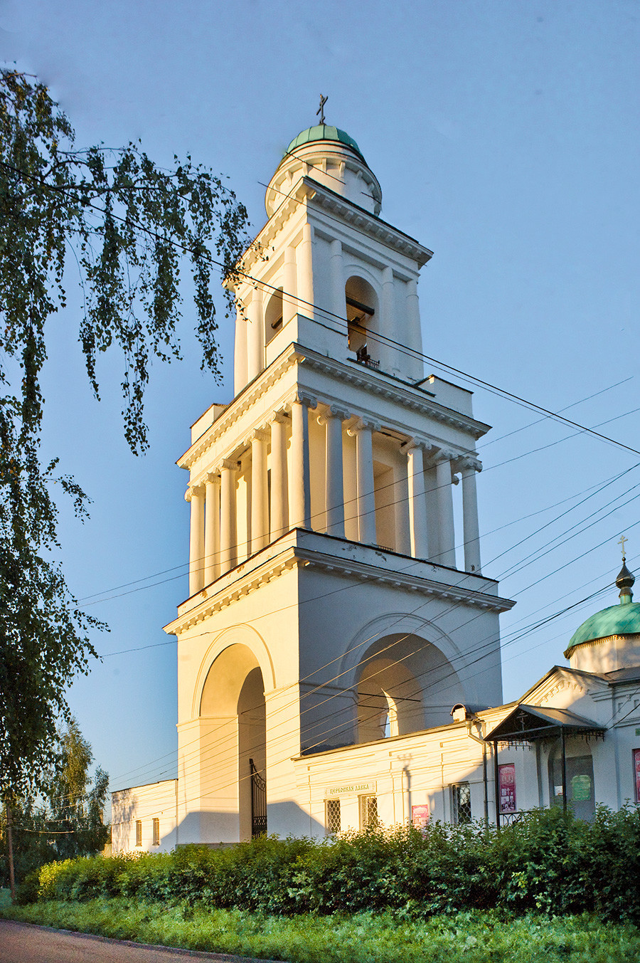 Zvonik Okovecke katedrale. Pogled na jugozahod. 24. avgust 2016.