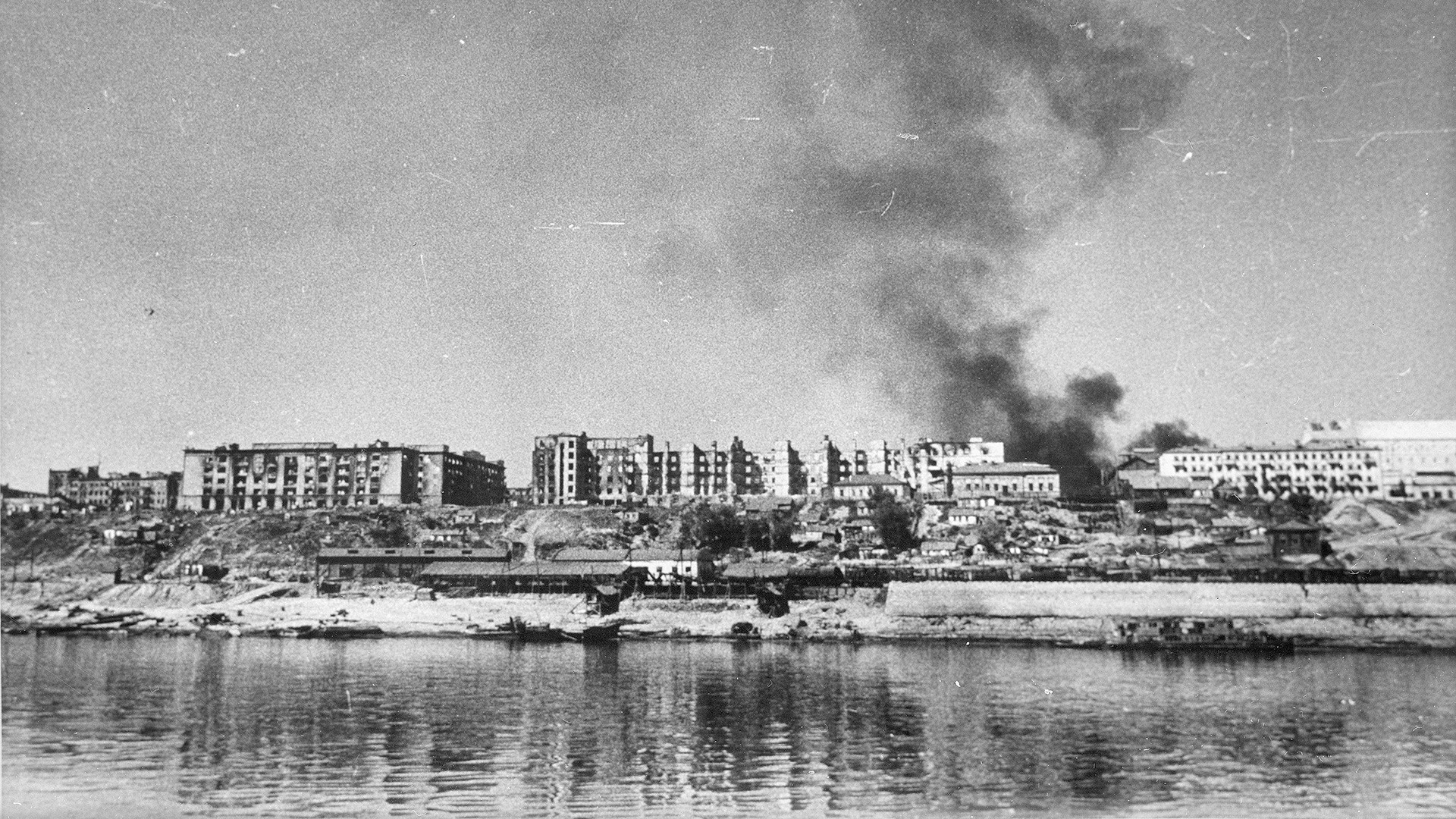 Vue sur la Volga et la ville de Stalingrad (aujourd'hui Volgograd), détruite par les nazis, 1942


