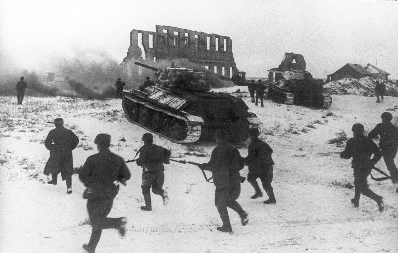 Vojnici sovjetske armije tokom napada. Staljingrad. 1943. godina. Veliki domovinski rat 1941.-1945.