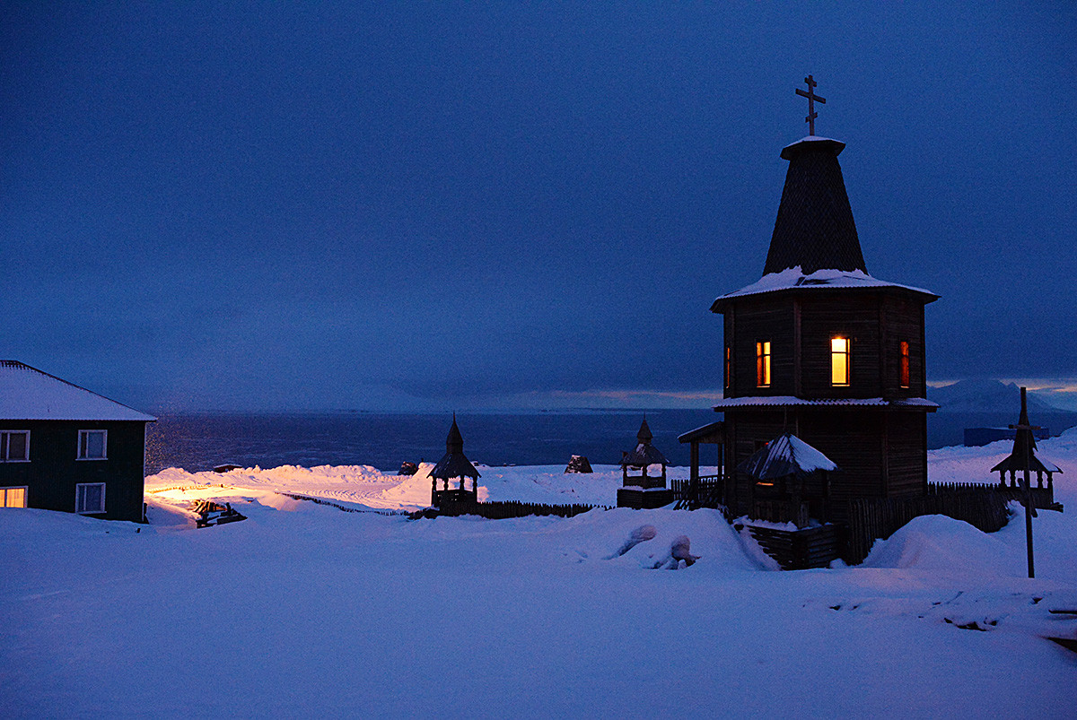 La chiesetta in legno della città di Barentsburg, sull'arcipelago delle isole Svalbard