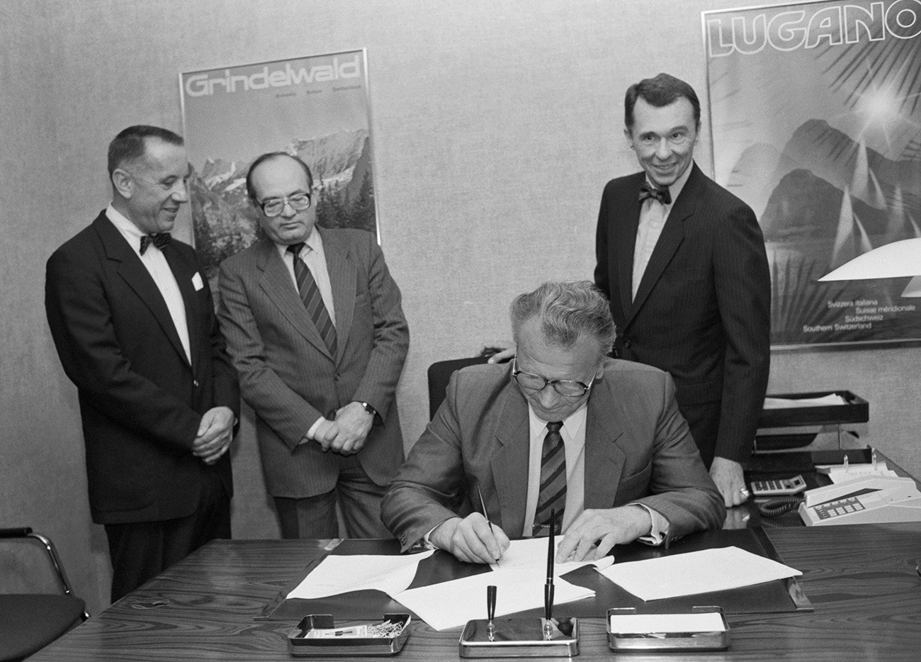 Unterzeichnung einer Vereinbarung über die Zusammenarbeit zwischen der Bank für Außenwirtschaft der UdSSR und dem amerikanischen Unternehmen American Express