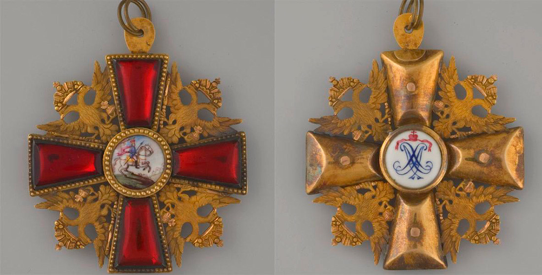 Знак у виду крста на Ордену светог Александра Невског. Лице (лево) и наличје.