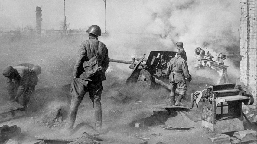 La tripulación soviética lucha contra las fuerzas enemigas que avanzan sobre Stalingrado 