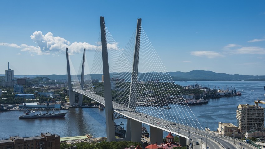 Jembatan Zolotoy (Emas), salah satu simbol Vladivostok.