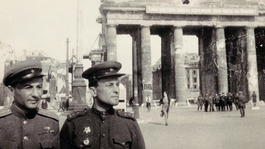 Des militaires soviétiques dans le Berlin vaincu près de la Porte de Brandebourg