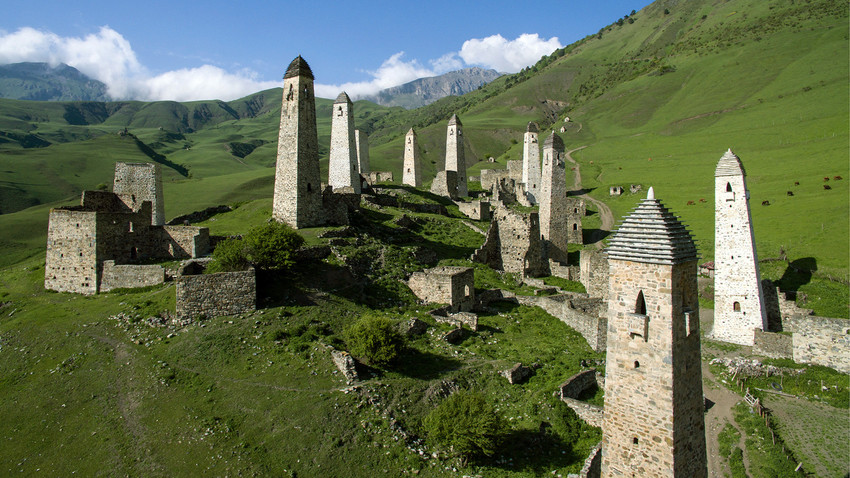 Erzi, sebuah kompleks menara abad pertengahan orang-orang Ingush di Pegunungan Kaukasus, Distrik Dzheirakh, Ingushetia.