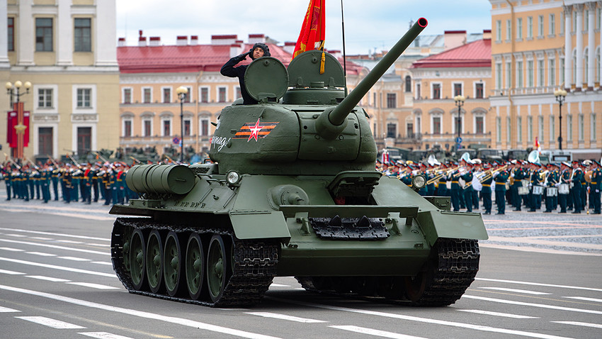 サンクト・ペテルブルクの宮殿広場で行進するT-34