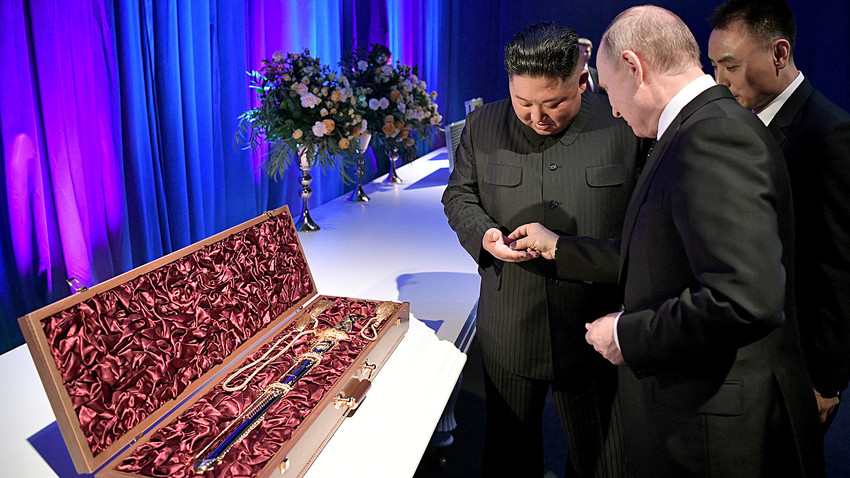 Председатель Госсовета Корейской Народно-Демократической Республики Ким Чен Ын дарит Президенту РФ Владимиру Путину корейский меч в ходе их встречи во Владивостоке.