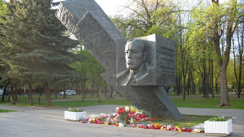 Споменик генералу Карбишеву у Москви