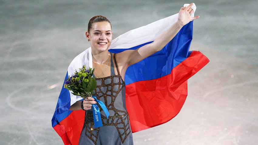 La patineuse artistique russe Adelina Sotnikova célèbre sa médaille d'or aux Jeux olympiques d'hiver de Sotchi, 2014
