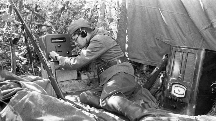 Радио-телеграфист прима вести од советското информбиро, Втора светска војна.