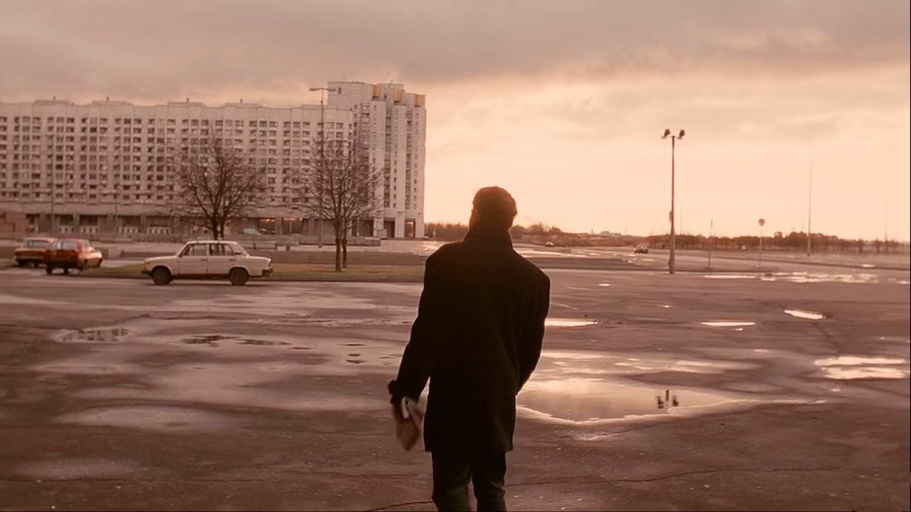 Prizor iz filma Brat režiserja Alekseja Balabanova. Danila Bagrov se sprehaja mimo zapuščenih blokov iz sedemdesetih in osemdesetih v Primorskem okrožju Sankt Peterburga.