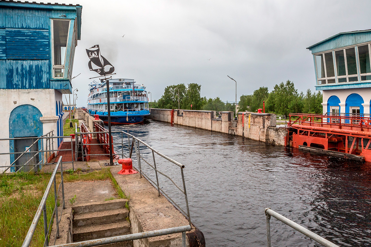 Barco de pasajeros pasa la esclusa número 2 del Canal del Mar-Báltico Blanco