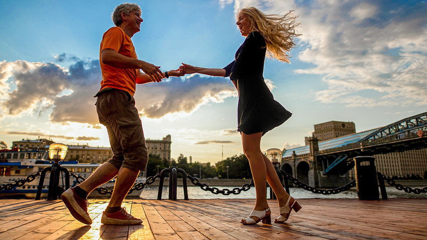 Des gens dansant sur les quais de la Moscova