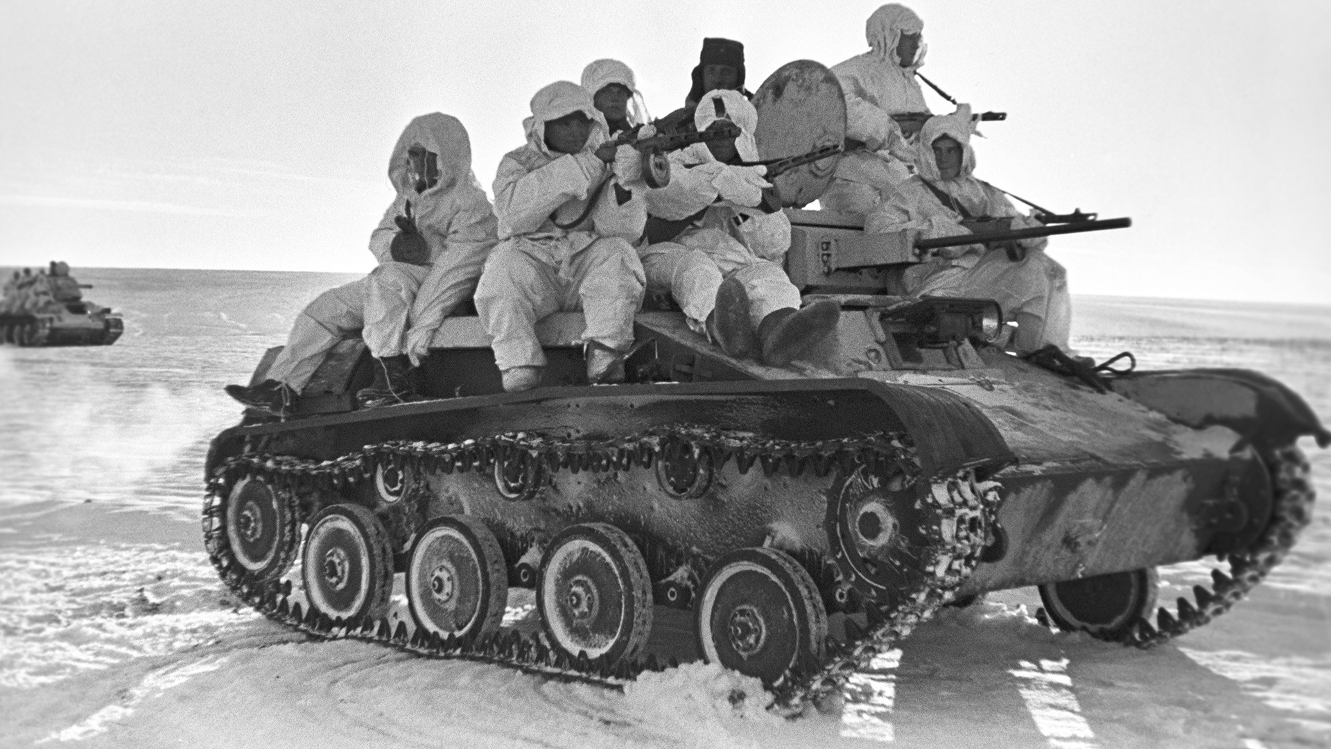 Падобранци на Црвената армија на лесен тенк Т-60 во офанзива на Брјанскиот фронт за време на Втората татковинска војна.