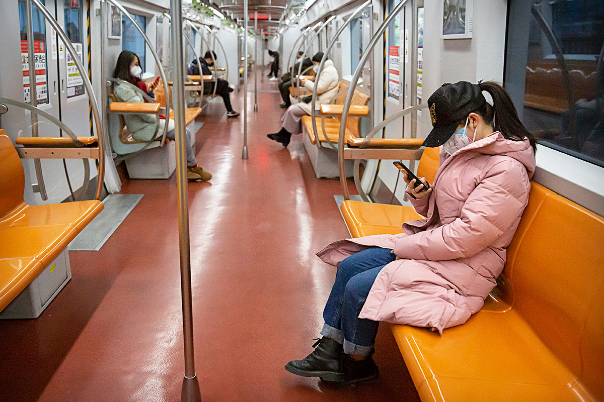 ラッシュアワー中の北京地下鉄、2020年2月1日