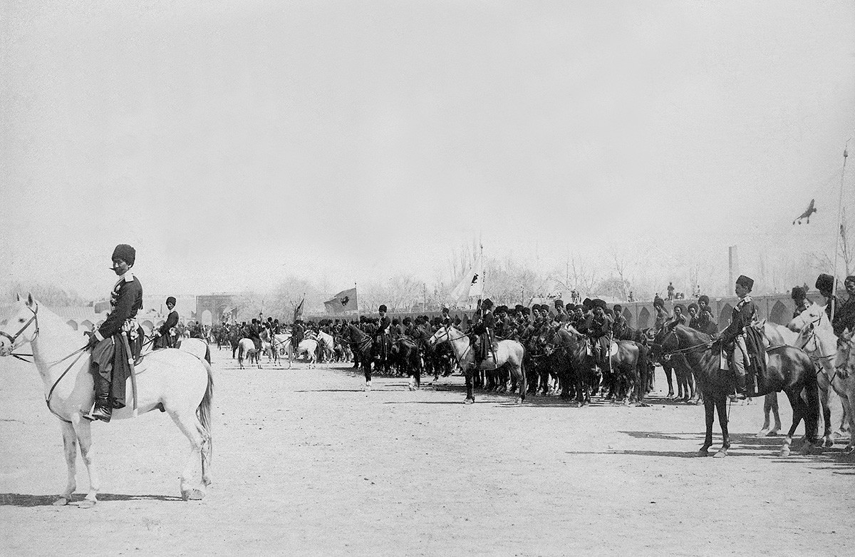 Персийската армия през 1907 г., казашка войска по време на парад
