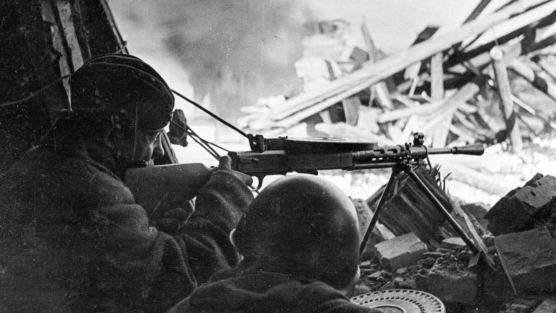 Ametralladoras soviéticas disparan contra los nazis que se habían encerrado en casas durante los enfrentamientos callejeros en las afueras de Stalingrado