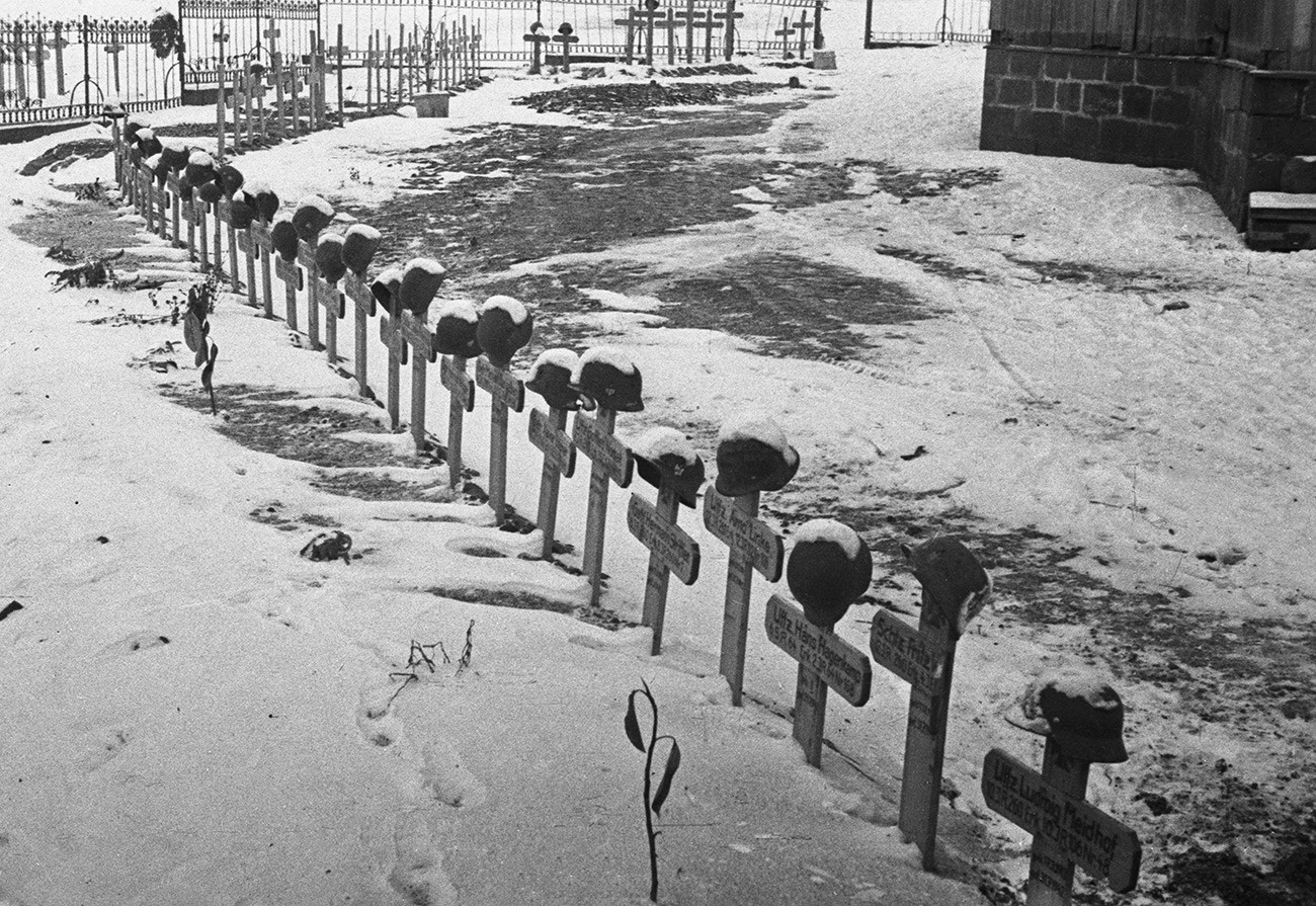 Cementerio en el pueblo de Buzinovka, donde están enterrados los soldados y oficiales alemanes que murieron en la batalla de Stalingrado durante la Gran Guerra Patria, noviembrede 1942