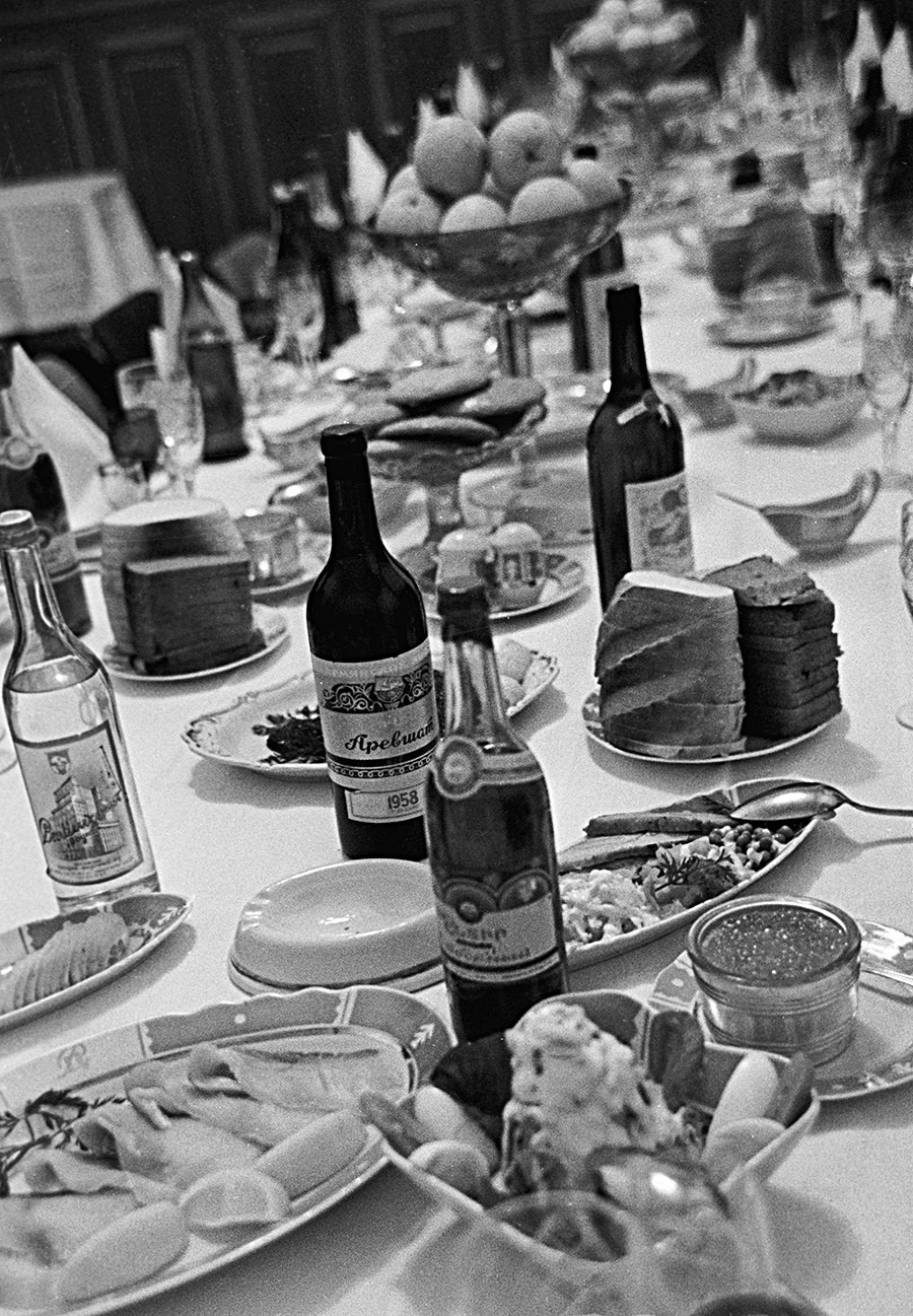Meja pesta dengan makanan pembuka dingin, di mana tersaji sebotol Stolichnaya (di sebelah kiri), pada 1963.