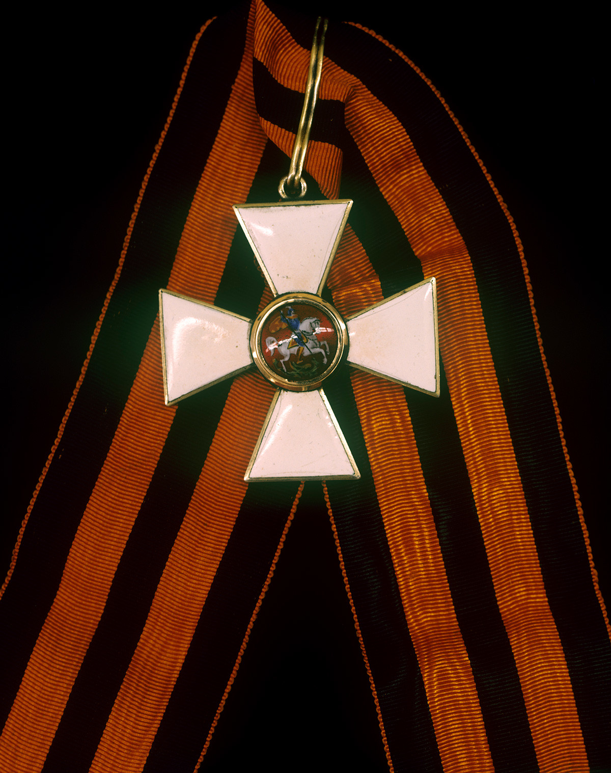 聖ゲオルギー勲章のリボンはオレンジ色で、3本の黒いストライプがあり、ロシアの「軍事的栄光の色」である火と火薬を象徴している。