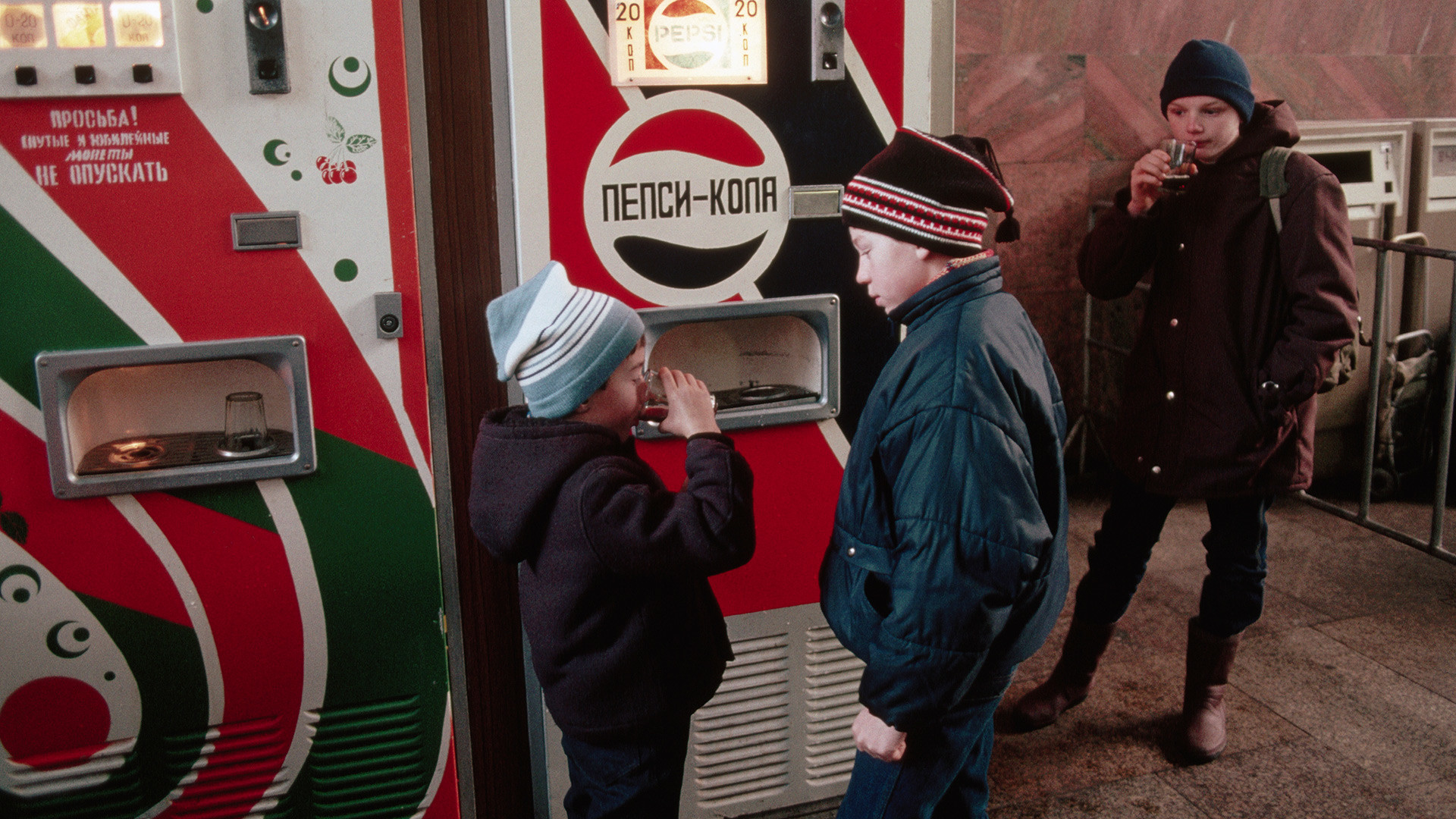 Des enfants russes buvant du Pepsi.