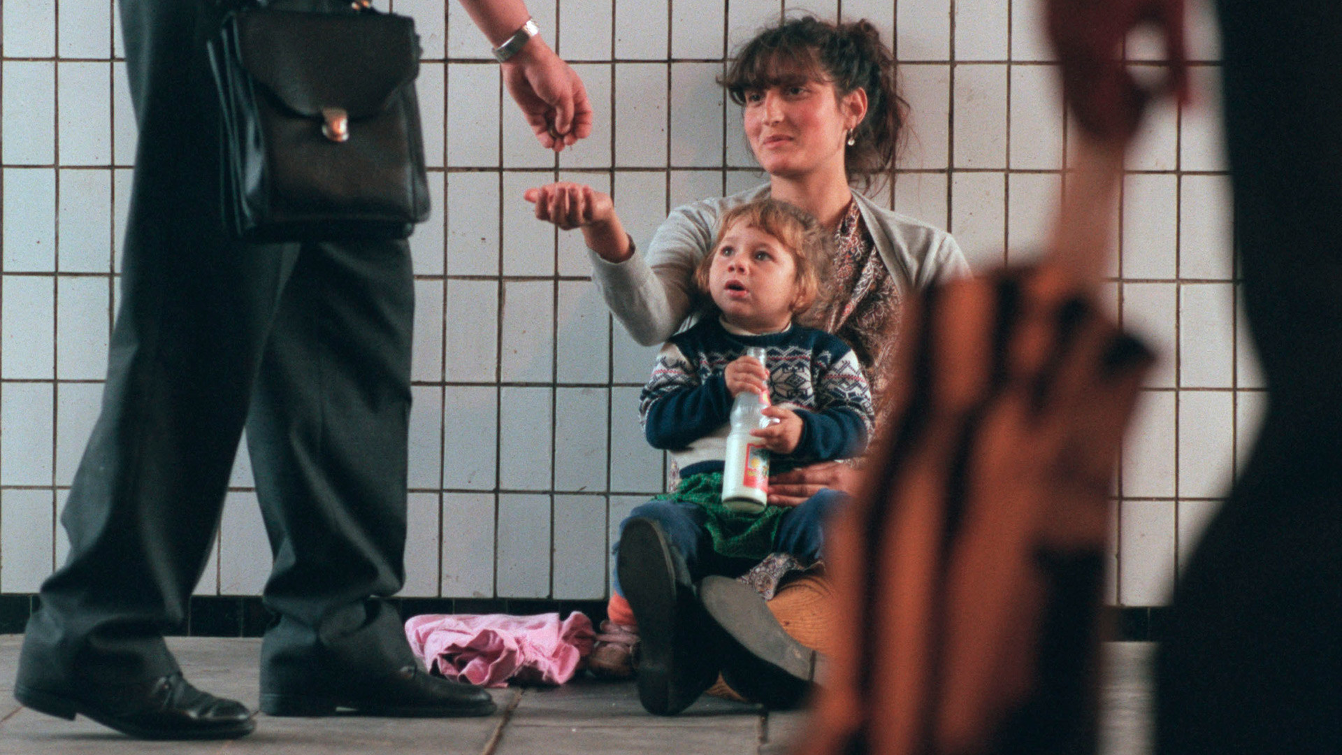 Maria et sa fille Maria, âgée de 4 ans, mendient dans un passage souterrain de Moscou. De nombreuses personnes originaires des anciennes républiques soviétiques ont afflué à Moscou à la recherche d'un emploi mais se sont retrouvées à la rue.